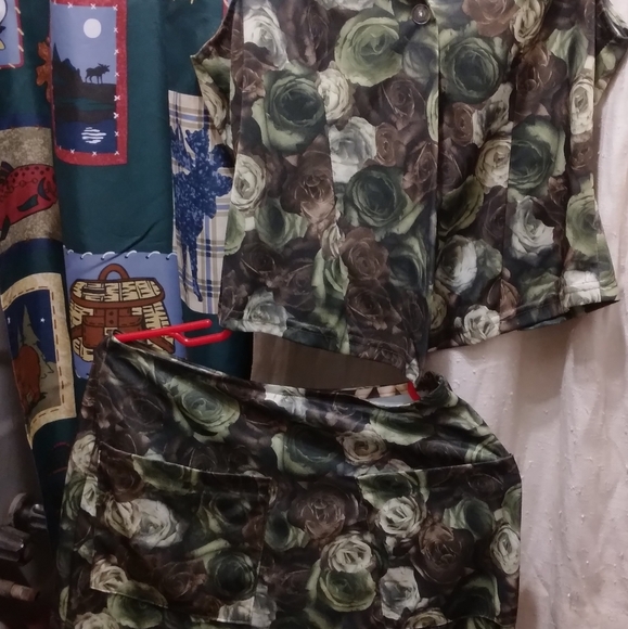 Vintage 70's shirt and skirt suit w/ front pockets - Picture 2 of 3